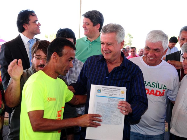 Morador de São Sebastião recebe escritura das mãos do governador Rodrigo Rollemberg (Foto: Pedro Ventura/Agência Brasília) Morador de São Sebastião recebe escritura das mãos do governador Rodrigo Rollemberg (Foto: Pedro Ventura/Agência Brasília)