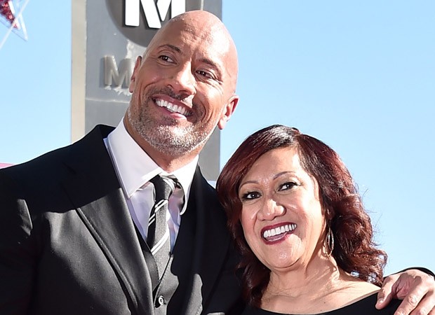 Gêmeos? Em clique raro, The Rock posa com a mãe e semelhança