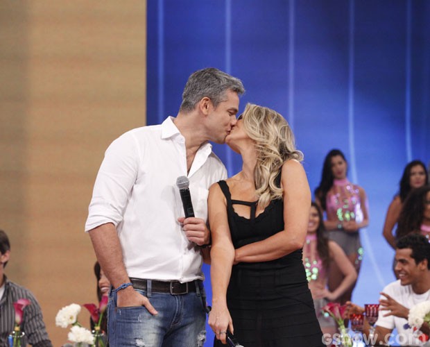 Otaviano Costa e Flávia Alessandra no palco deste Domingão (Foto: Raphael Dias/ TV Globo)