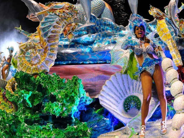 Destaque mostra samba no pé durante desfile da Águia de Ouro (Foto: Flavio Moraes/G1)