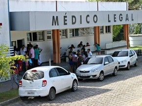 Familiares de vítimas lotaram o IML na manhã deste sábado (17) (Foto: Jamile Alves/ G1 AM)