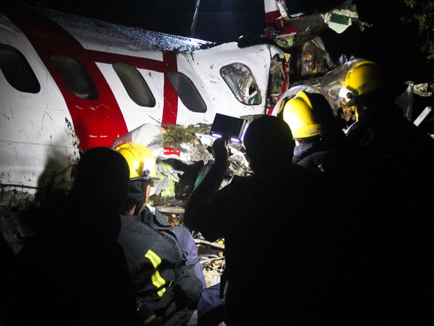 Equipes de resgate procuram vítimas na cabine de um avião que caiu nesta segunda-feira (4) em Goma, Congo (Foto: AP Photo / Melanie Gouby)