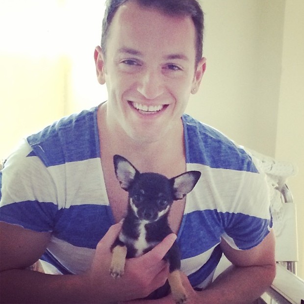 Diego Hypólito posa com cachorrinha de Bárbara Evans (Foto: Reprodução/ Instagram)