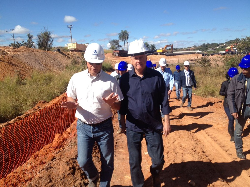 O presidente da Caesb e o governador em visita ao canteiro de obras (Foto: Bianca Marinho/G1)