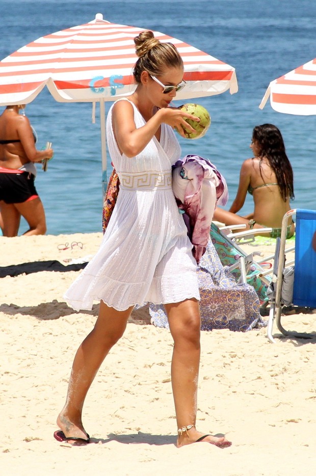 Yasmin Brunet com a miga na praia (Foto: AgNews)