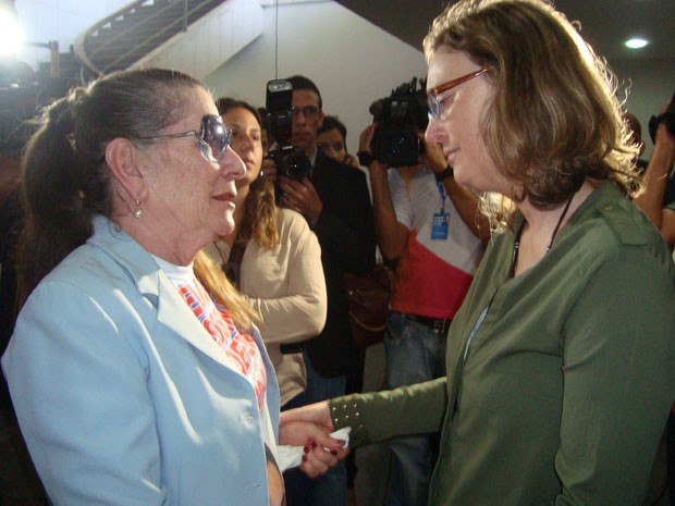 Nair Ávila, mãe do advogado Manoel Mattos, com a ministra Maria do Rosário (Foto: Jhonathan Oliveira/G1)