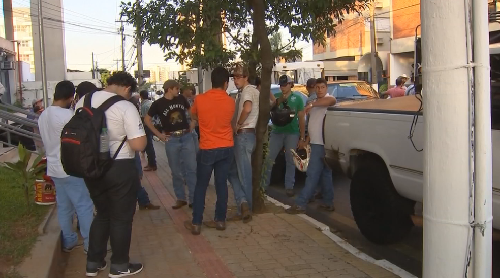 Manifestantes protestaram em frente da Câmara Municipal pela volta dos rodeios em Marília (Foto: Reprodução/TV TEM)