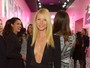 Gwyneth Paltrow abusa do decote em exposição de estilista
