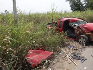 Carro ficou parcialmente destruído após colisão (Foto: Henrique Pereira/G1)