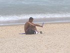 Eduardo Moscovis estuda texto da novela 'A Regra do Jogo' na praia 