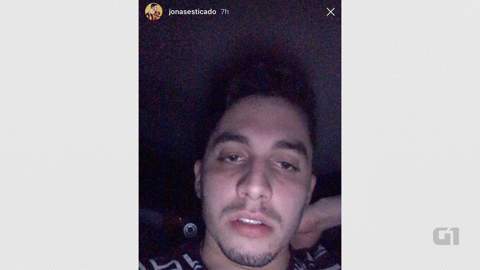 Cantor Jonas Esticado publicou no Instagram um relato sobre o acidente e sobre o canfcelamento do show (Foto: Reprodução/Instagram)