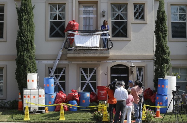 Jornalistas se reÃºnem em frente a casa de James Faulk, que decorou sua casa como uma Ã¡rea infectada por ebola (Foto: AP Photo/LM Otero)