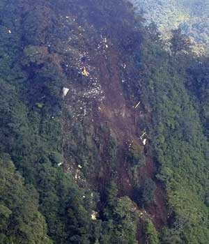 Encontrados destro�os de avi�o russo que caiu na Indon�sia (For�a A�rea do Indon�sia / AP Photo)
