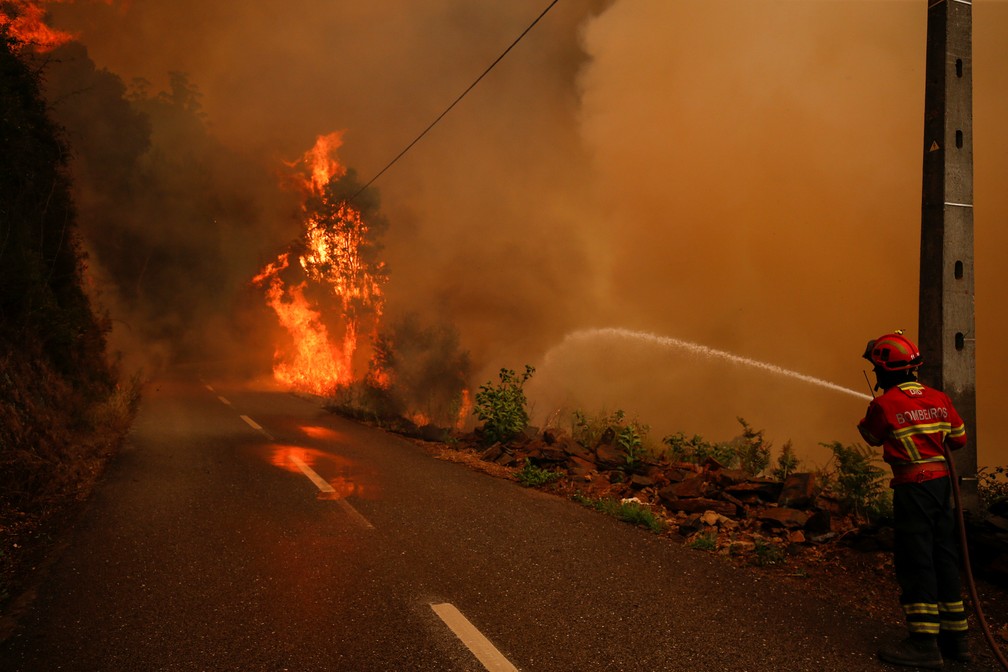 Bombeiros combatem incêndio em Porgutal (Foto: Rafael Marchante/Reuters)