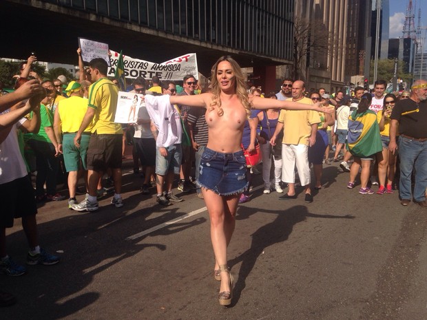 SÃO PAULO: A modelo Ju Isen tira a roupa em frente ao Masp durante a manifestação contra o governo na Avenida Paulista. Ela já tinha feito isto nos atos anteriores. (Foto: Isabela Leite/G1)