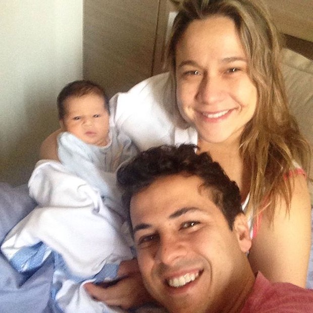 Fernanda Gentil com o marido e o filho (Foto: Instagram/Reprodução)