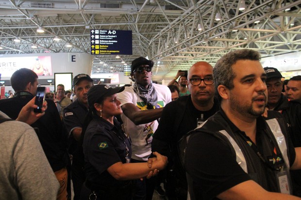 Usain Bolt embarca no aeroporto Tom Jobim, no Rio (Foto: Wallace Barbosa / AgNews)