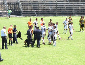 Jogo entre São Vicente e Novorizontino terminou em confusão (Foto: Fúlvio Feola)