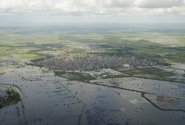 Imagem aérea mostra área inundada na Somália após passagem de tempestade nesta terça-feira (12) (Foto: AU-UN IST, Tobin Jones/AP)