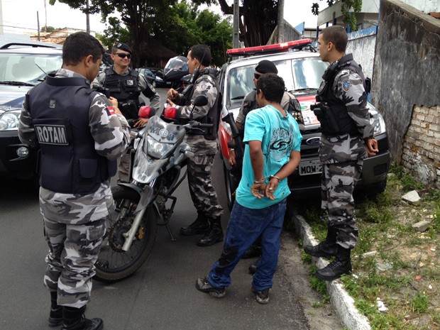 Suspeitos foram presos pela Força Tática da Polícia Militar na manhã desta terça-feira (25) (Foto: Walter Paparazzo/G1) Suspeitos foram presos pela Força Tática da Polícia Militar na manhã desta terça-feira (25) (Foto: Walter Paparazzo/G1)