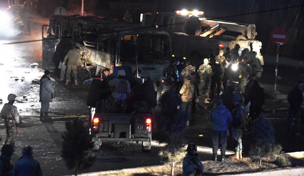  Investigadores observam ônibus militar que sofreu atentado suicida no Afeganistão neste sábado; ao menos 6 soldados morreram (Foto: AFP Photo/Wakil Kohsar)