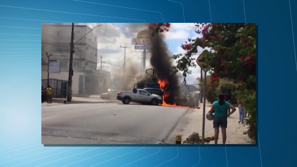 Após acidente, incêndio atingiu veículos na avenida.  (Foto: Rpeodução/TV Paraíba)