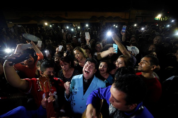 Fãs fazem homenagem a Juan Gabriel (Foto: Reuters)