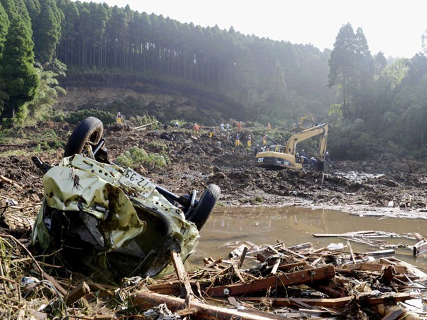 Equipe de resgate procura por desaparecidos após deslizamento de terra na província de Kumamoto, no Japão, neste domingo (15). (Foto: AP Photo/Kyodo News)