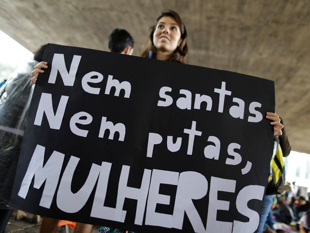 Manifestante segura cartaz escrito &#39;Nem santa, nem putas. Mulheres!&#39;  (Foto: Nelson Antoine/FotoArena/Estadão Conteúdo)
