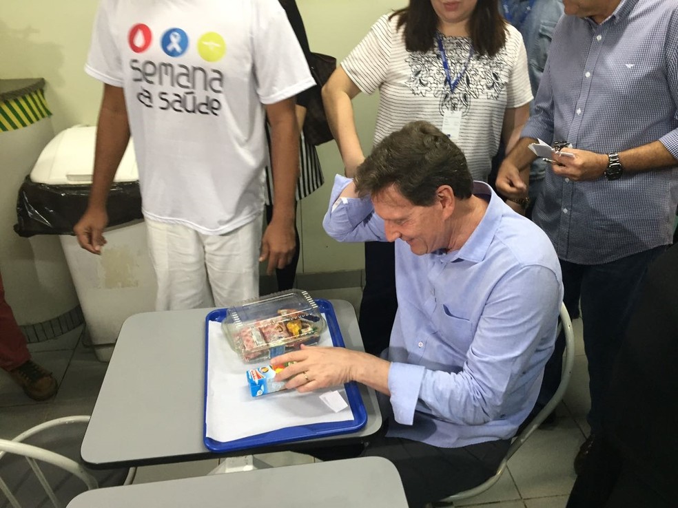 Após doar sangue, Crivella recebeu um lanche (Foto: Fernanda Rouvenat/ G1)