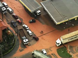 Chuva causa alagamentos em ruas de São Bernardo do Campo (Foto: Reprodução TV Globo)