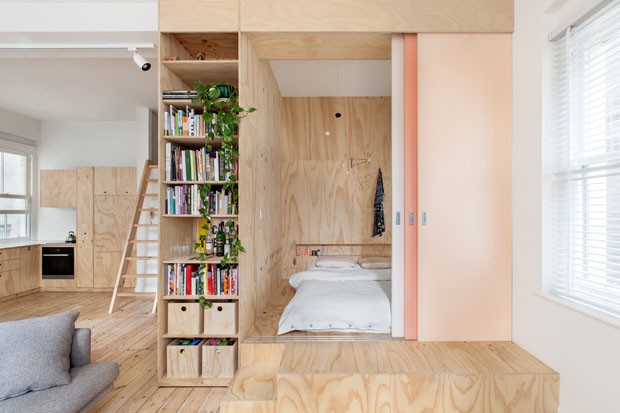 Apartamento pequeno ganha espaço e aconchego com móveis de madeira (Foto: Lisbeth Grosmann / Divulgação) Apartamento pequeno ganha espaço e aconchego com móveis de madeira (Foto: Lisbeth Grosmann / Divulgação)