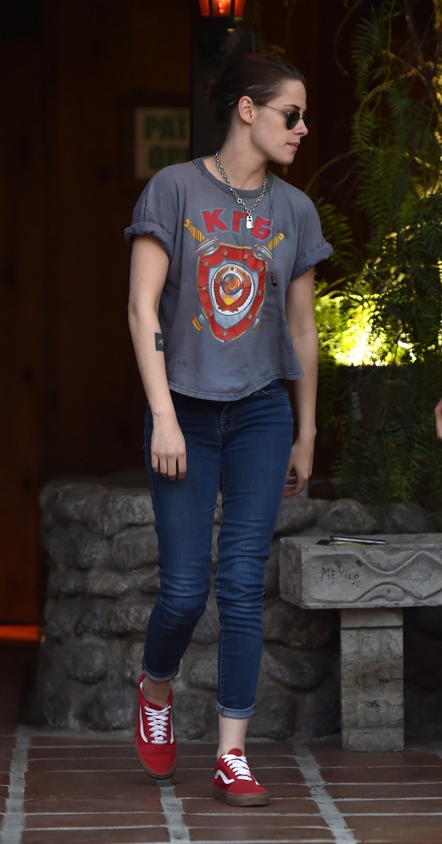 Kristen Stewart aposta no estilo rebelde e andrógino. Atriz  completa 26 anos neste sábado, 9  (Foto: AKM/ Getty/ X-17)