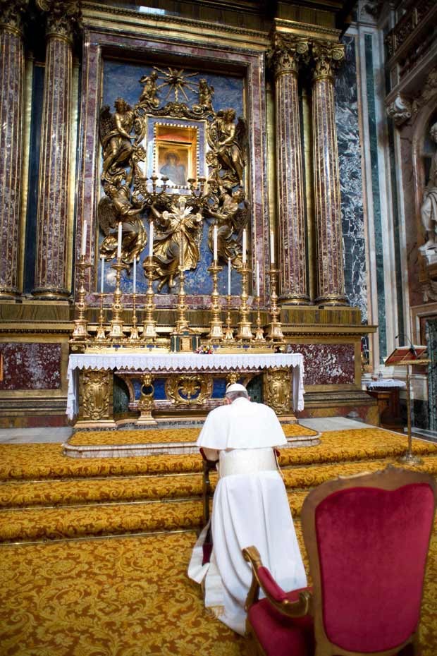 O Papa Francisco reza para Santa Maria na Igreja de Santa Maria Maggiore, nesta quinta-feira (14), em Roma (Foto: Reuters/Osservatore Romano)