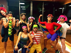 Juliana Paes faz aula de ginástica com fantasia de arara