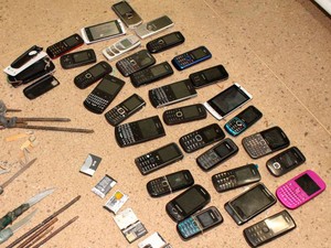 No total foram apreendidos 31 celulares e carregadores na Cadeia Pública de Mossoró (Foto: Marcelino Neto/O Câmera)