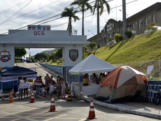 Familiares de PMs bloqueam a entrada do Quartel em Vitória (Foto: Carlos Alberto Silva/ A Gazeta)