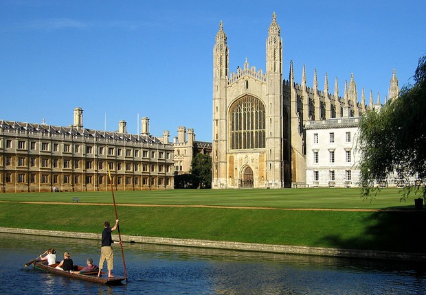 Clare College (esquerda) e capela do King's College (centro), da Universidade de Cambridge (Foto: Wikimedia Commons)