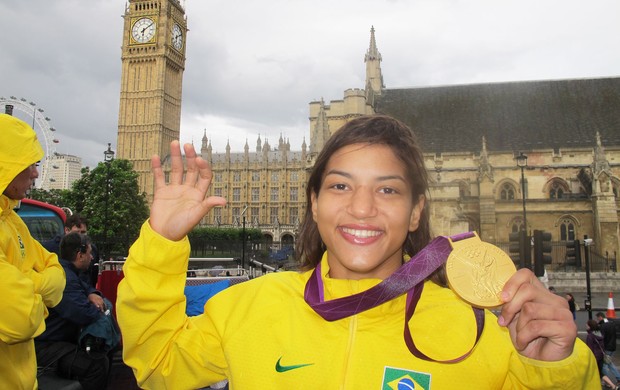 Sarah e Kitadai passeiam por Londres (Foto: Lydia Gismondi / Globoesporte.com)