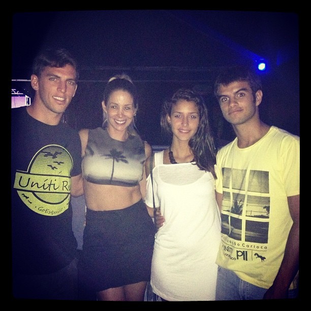 Danielle Winits curte noite com namorado e amigos e deixa barriguina sarada à mostra (Foto: Instagram)