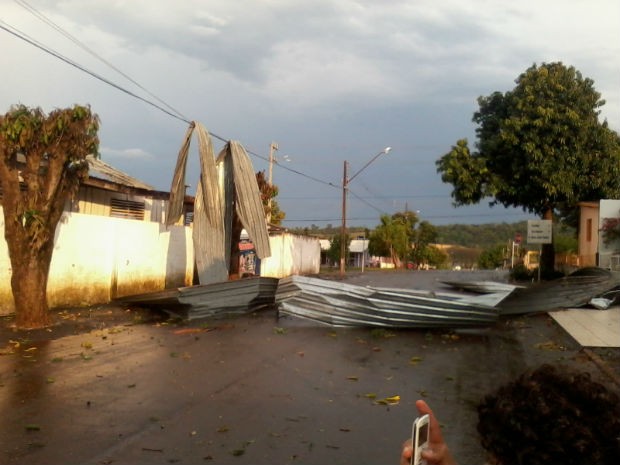 Em Planalto, também teve bastante vento e granizo (Foto: Guilherme Henrique Sturm/Arquivo Pessoal)