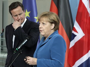 Chanceler alemã Angela Merkel e premiê britânico, David Cameron, fala com a imprensa em Berlim (Foto: Reuters)