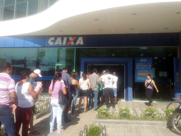 Fila, Caixa Econômica Federal, FGTS, Pouso Alegre (Foto: Daniela Ayres/G1) Fila, Caixa Econômica Federal, FGTS, Pouso Alegre (Foto: Daniela Ayres/G1)