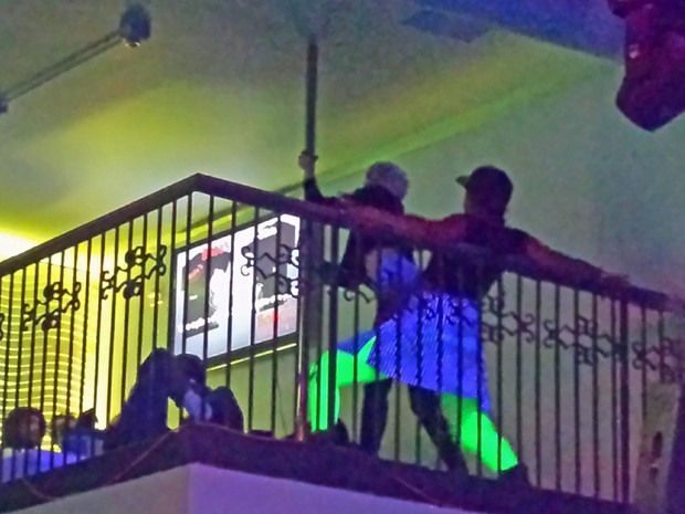 Miley Cyrus em clube de stripper em Los Angeles, nos Estados Unidos (Foto: Grosby Group/ Agência)