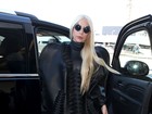 Lady Gaga chega em aeroporto com vestido preto nada básico