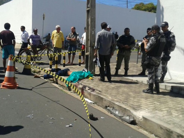 Um dos suspeitos morreu após moto colidir com carro durante a fuga (Foto: Gilcilene Araújo/G1)