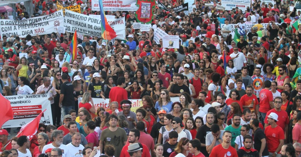 Manifestantes saem em passeata pelo Centro do Recife  (Foto: Marlon Costa/Pernambuco Press)