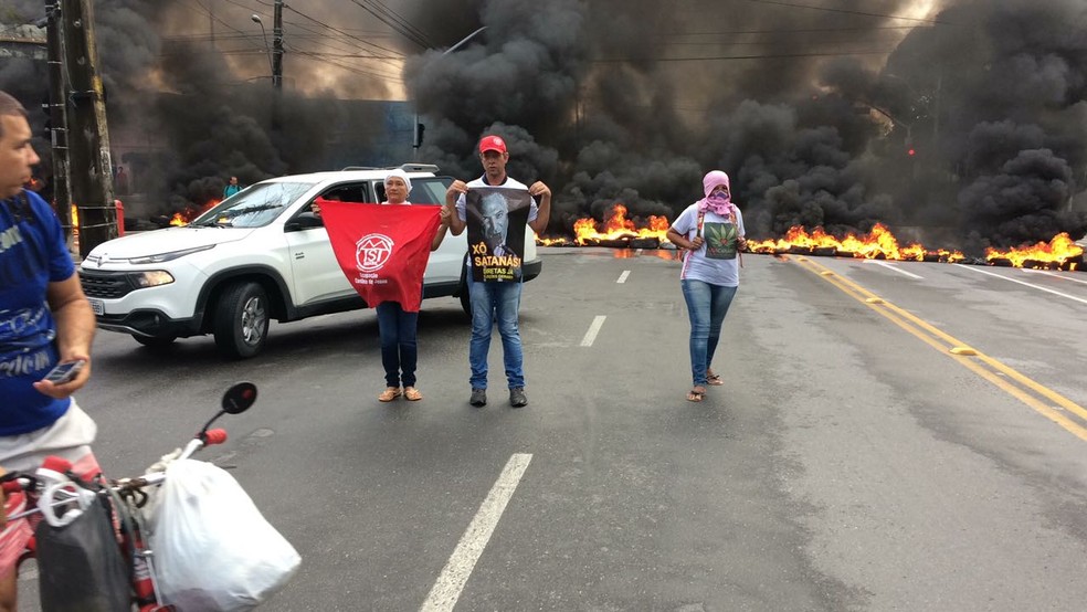 Manifestantes fecharam Avenida Cruz Cabugá, no Centro do Recife (Foto: Marlon Costa/Pernambuco Press)