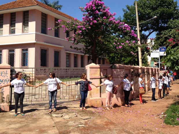 G1 Grupo abraça o Colégio Lyceu em protesto contra OSs na Educação