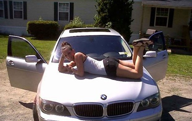 Página trazia fotos dela posando sobre o capô de um BMW elegante e imagens com seu filho e sobrinha  (Foto: AP)